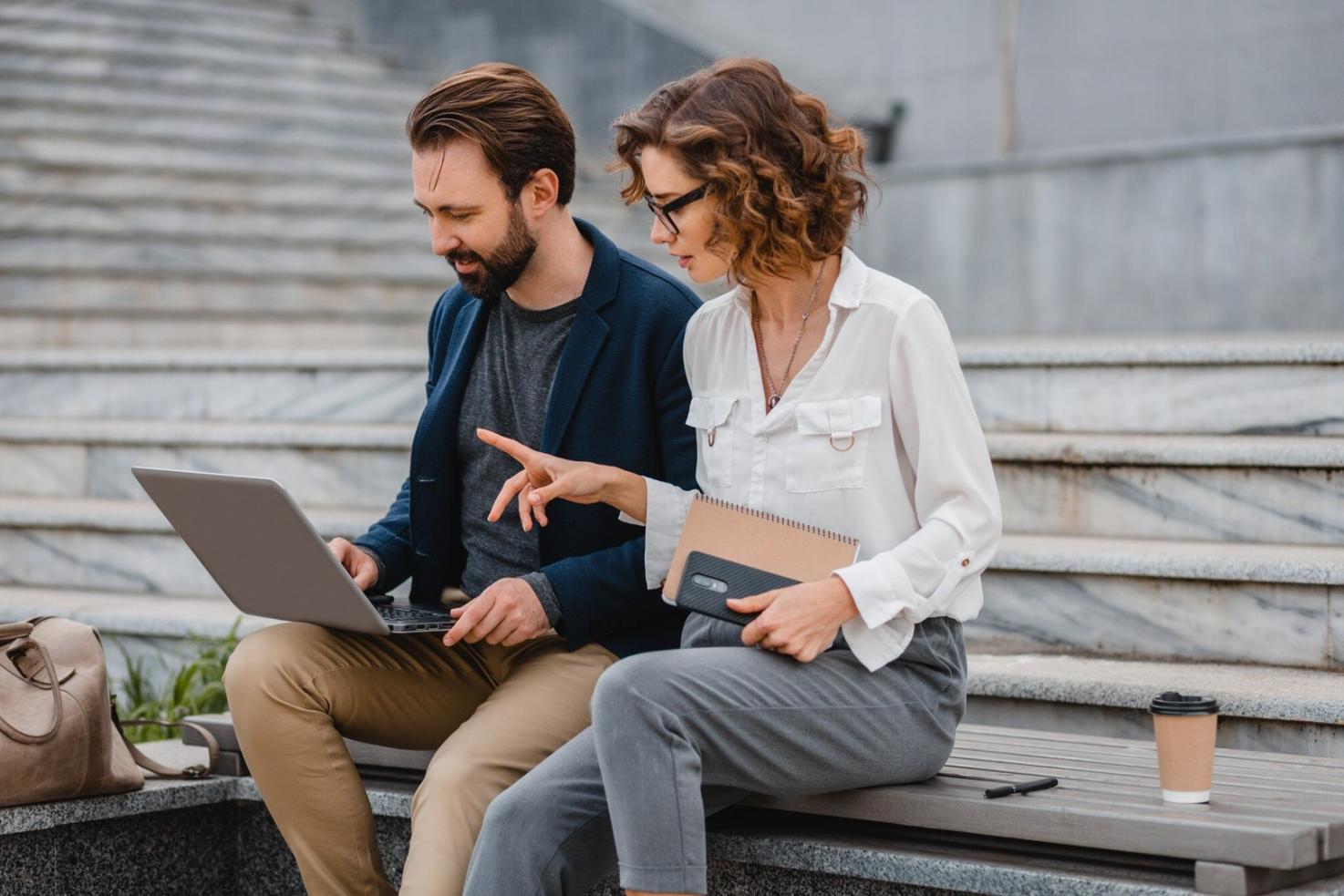 Moderne Coaching-Umgebung mit Planungstools und Notizen